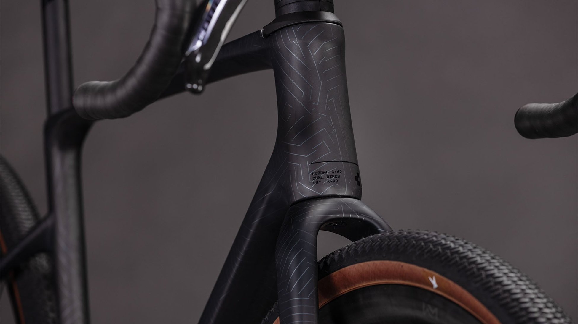 Nuroad C:62 EXC carbon´n´crisscross