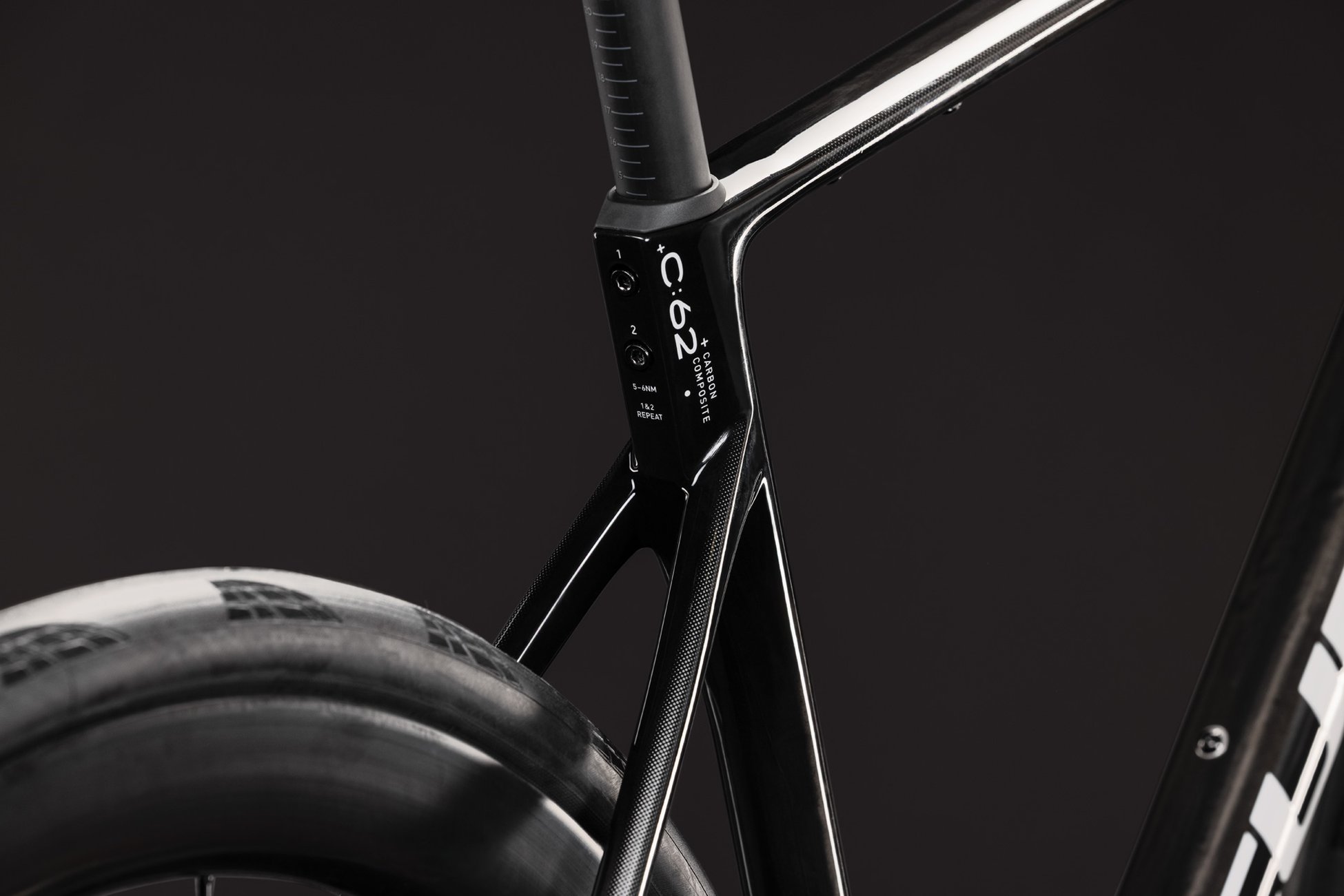 Attain C:62 SLT carbon´n´white