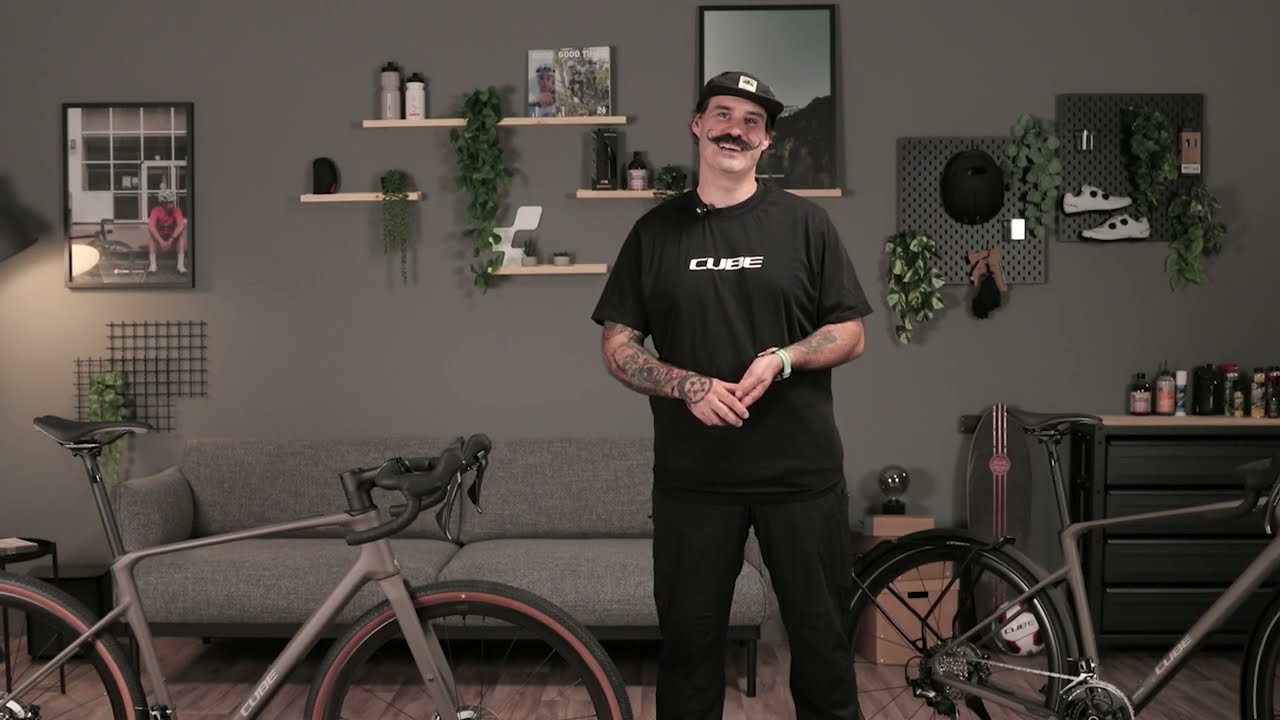 Bene steht neben dem Cube Nuroad C:62 Pro 2027