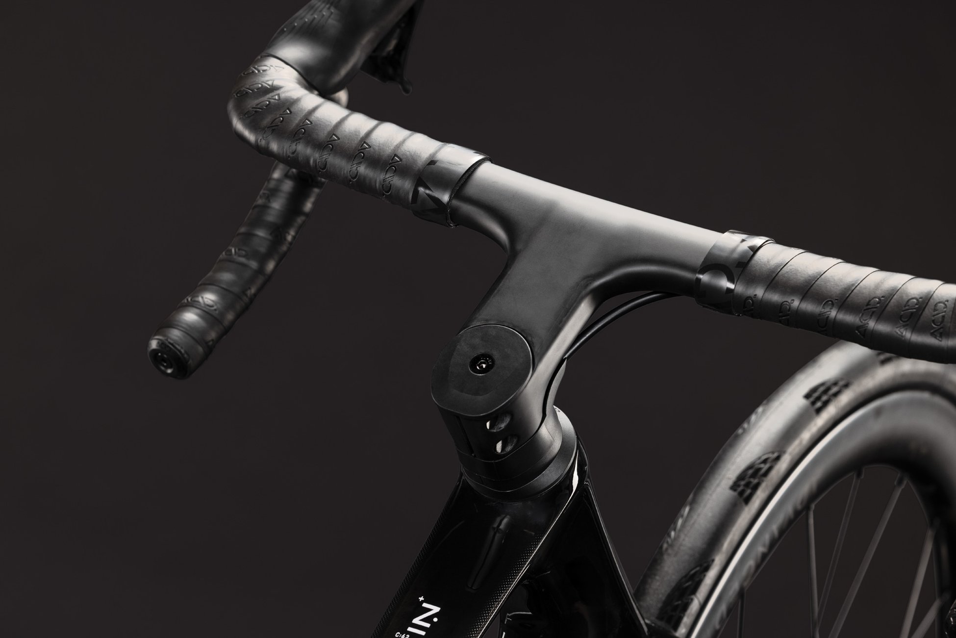 Attain C:62 SLT carbon´n´white