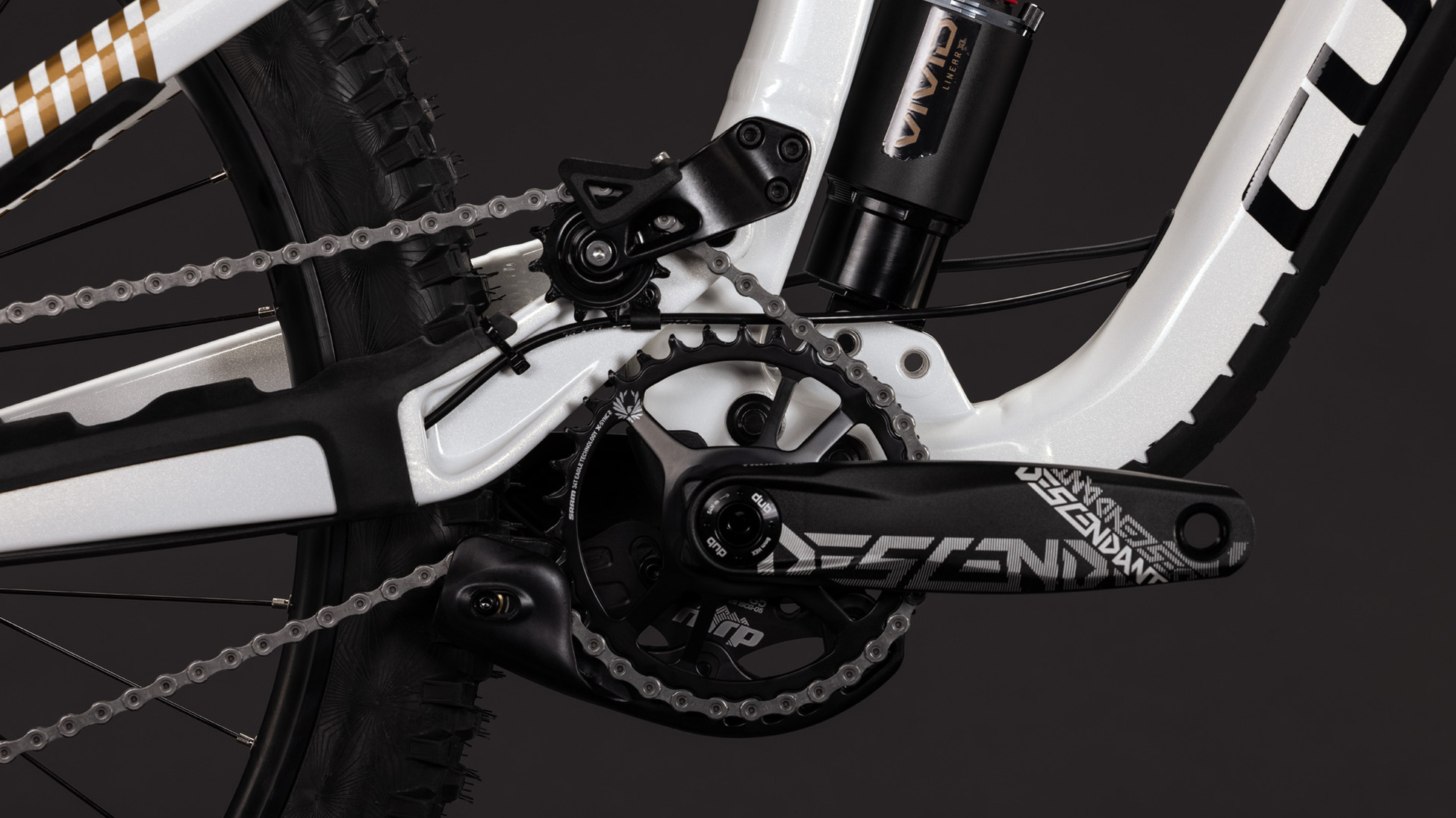 TWO15 Race powdergold´n´black