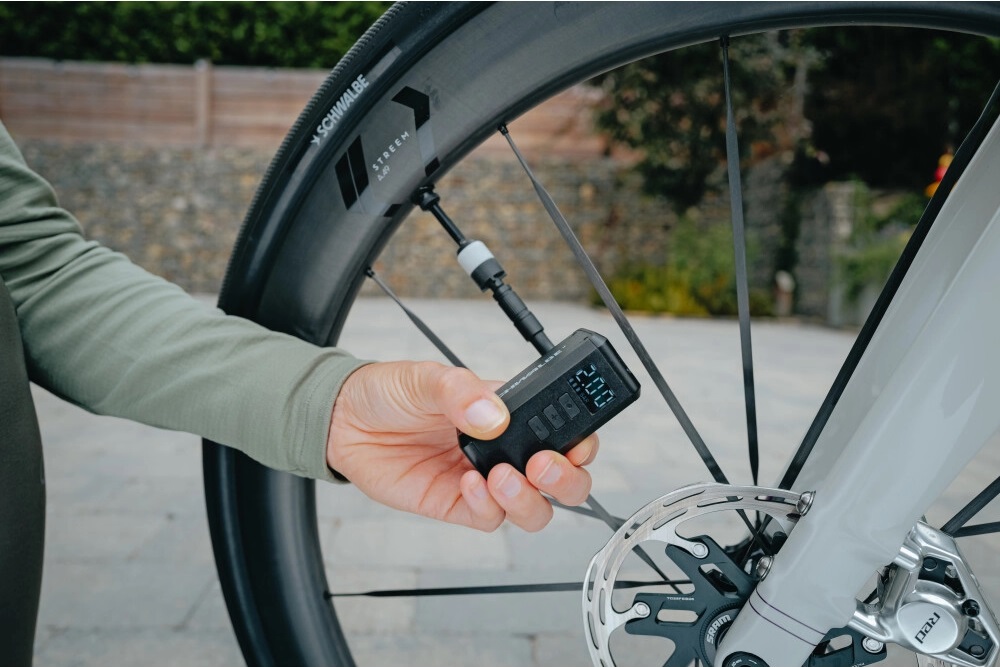 Schwalbe Akku-Luftpumpe E-MICRO PUMP
