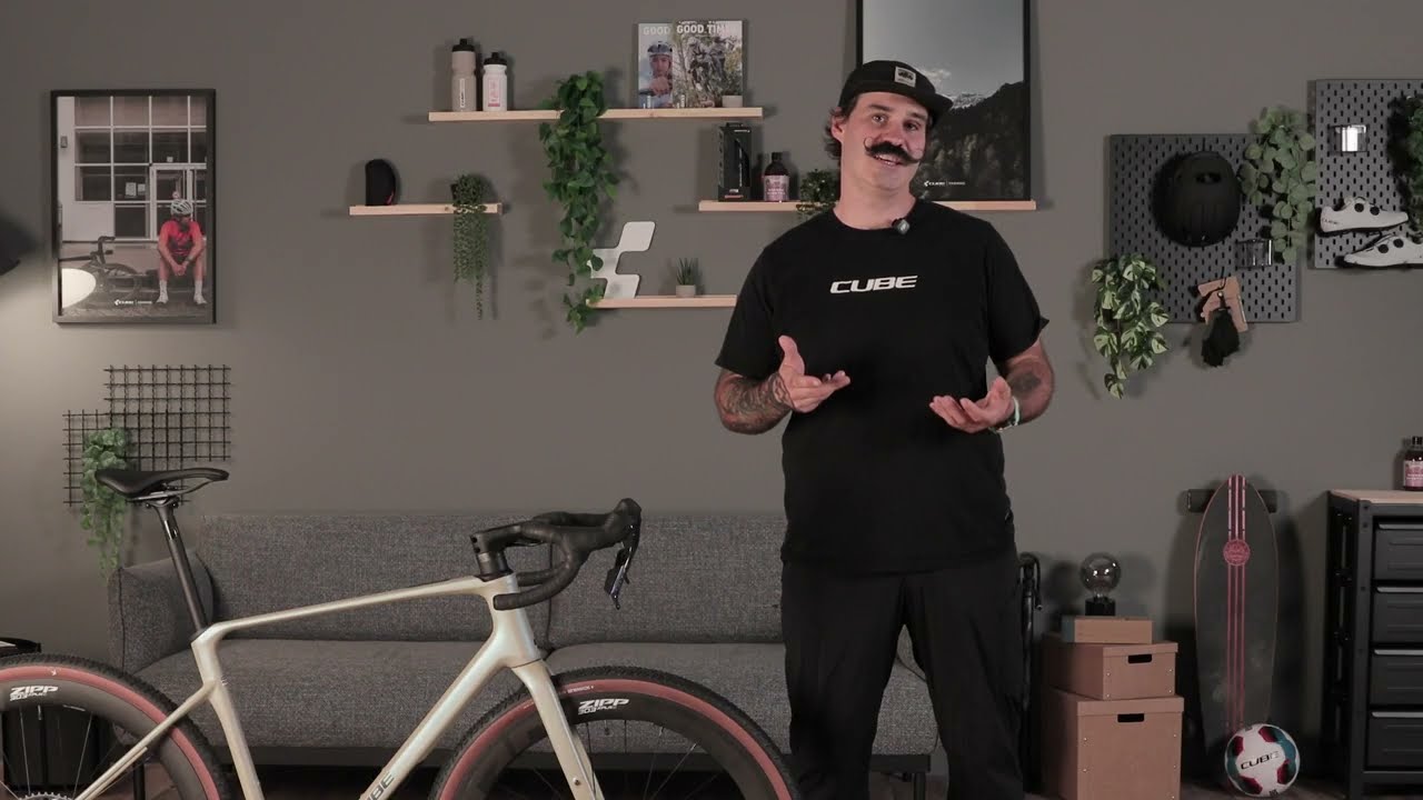 Bene steht neben dem Cube Nuroad C:62 SLX 2027 mit Zipp-Carbonlaufrädern